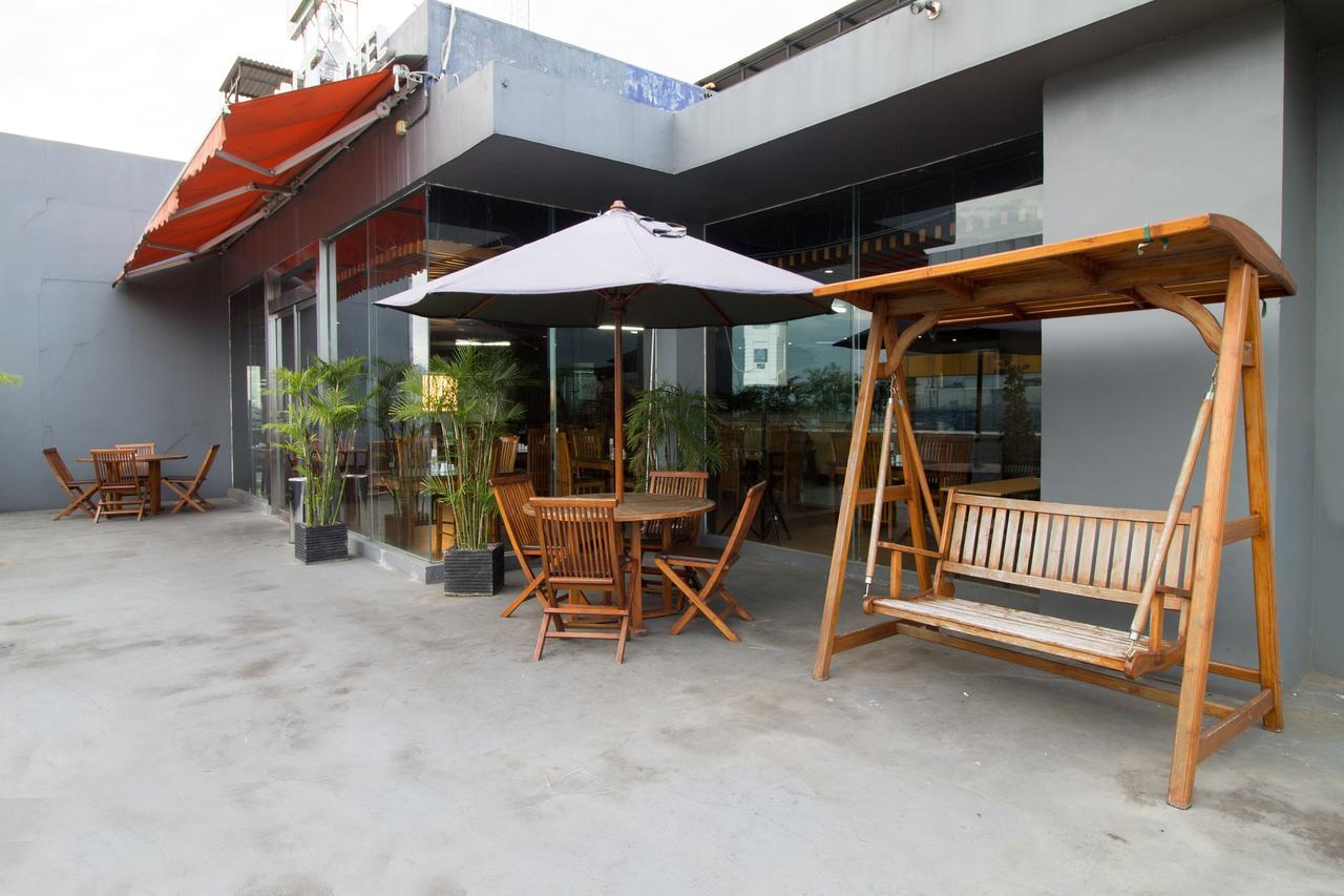 Hotel Reddoorz Near Roxy à Jakarta Extérieur photo
