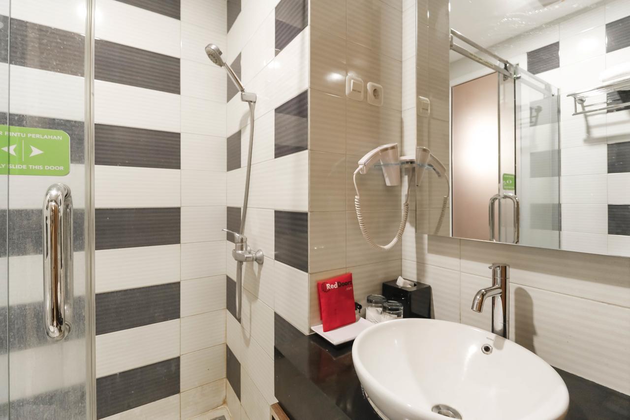 Hotel Reddoorz Near Roxy à Jakarta Extérieur photo